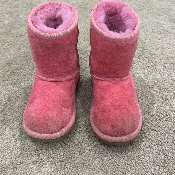 Kids' Classic Short II Water Resistant Genuine Shearling Boot - Picture 2 of 4